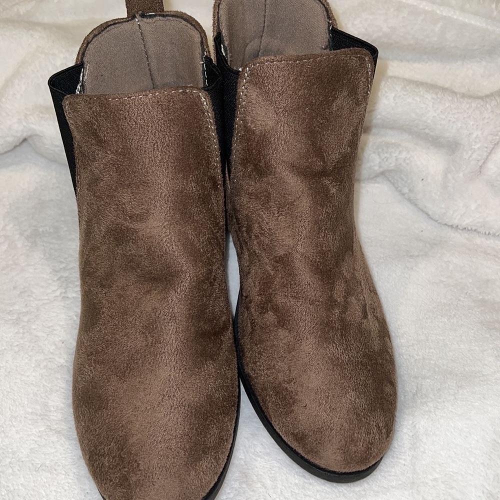 Super cute brown boots